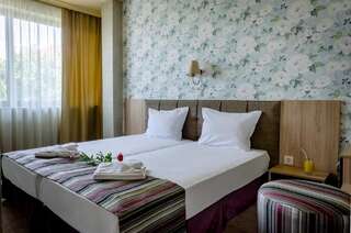 Отель Alliance Hotel Пловдив Двухместный номер эконом-класса с 1 кроватью или 2 отдельными кроватями — Бесплатная парковка-1