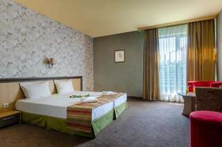 Отель Alliance Hotel Пловдив Двухместный номер эконом-класса с 1 кроватью или 2 отдельными кроватями — Бесплатная парковка-2
